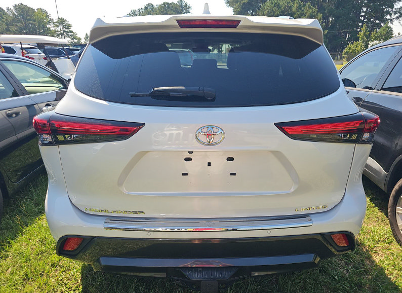 Used 2023 Toyota Highlander Limited FWD image 7