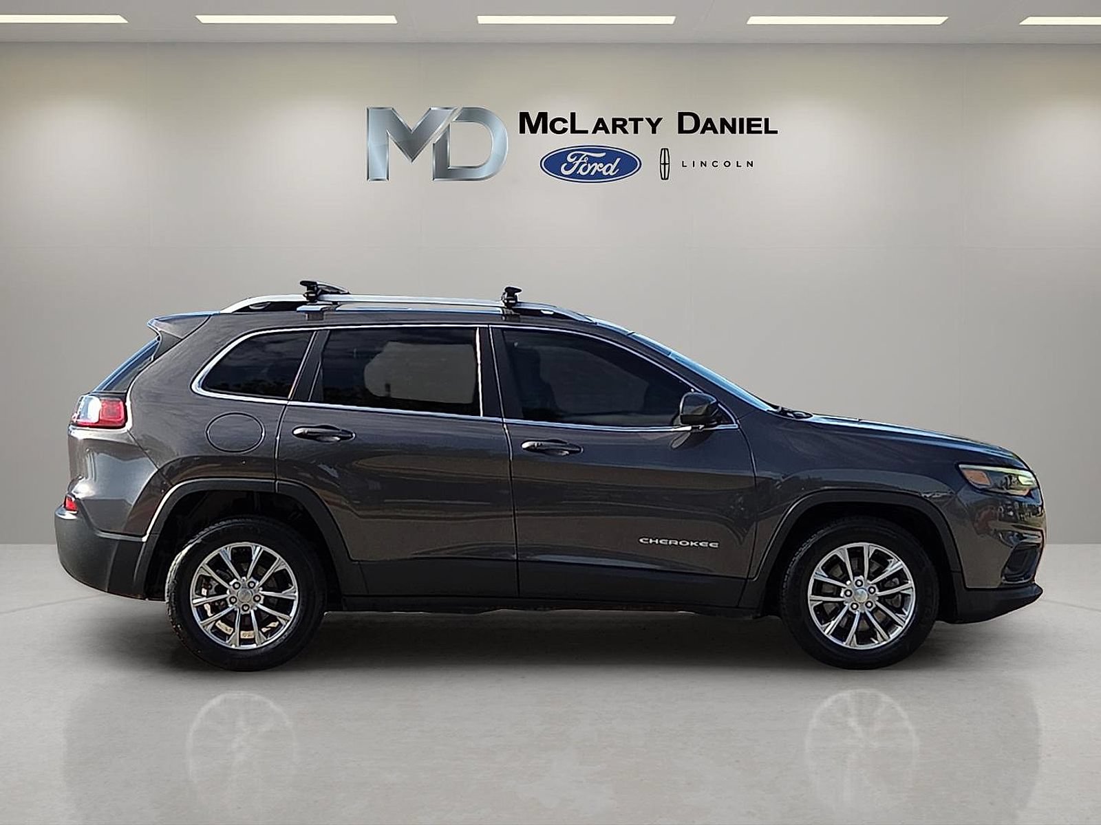Used 2019 Jeep Cherokee Latitude Plus w/ Comfort/Convenience Group FWD image 6