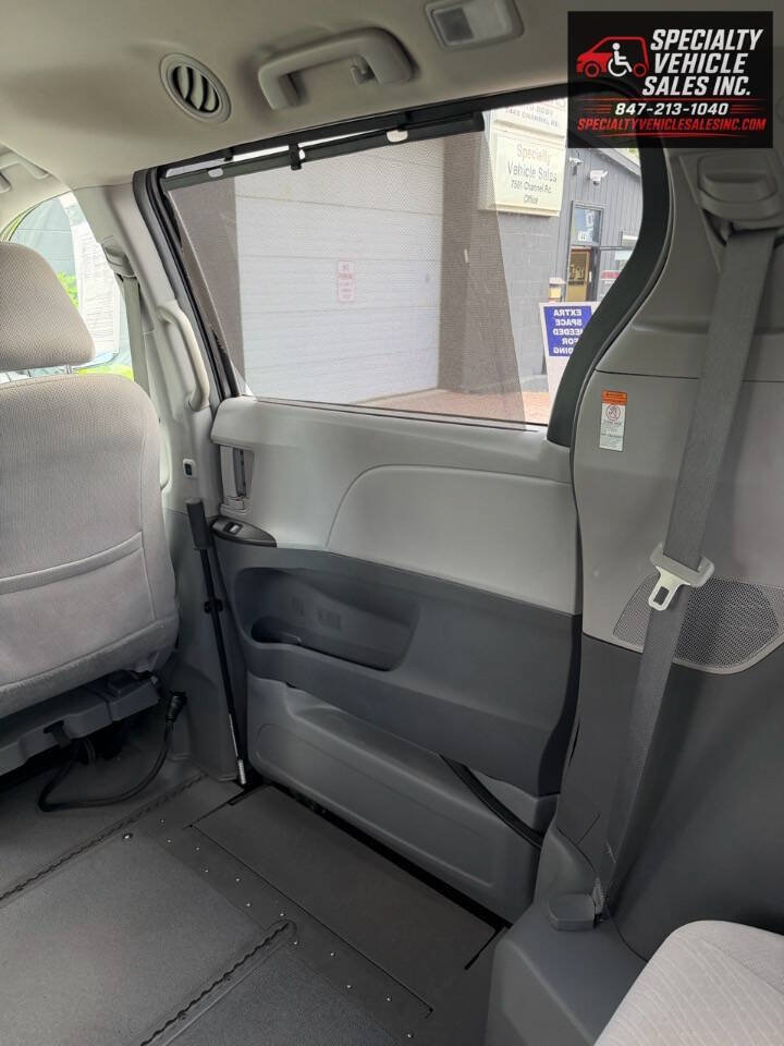 Used 2018 Toyota Sienna LE FWD image 31