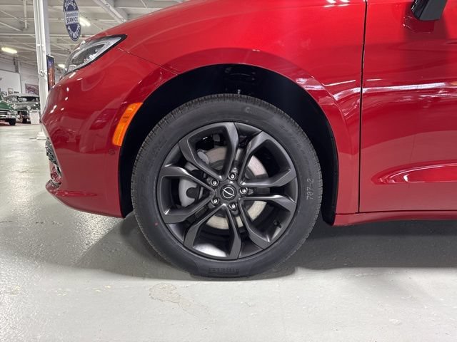 New 2026 Chrysler Pacifica Select AWD/4WD image 11