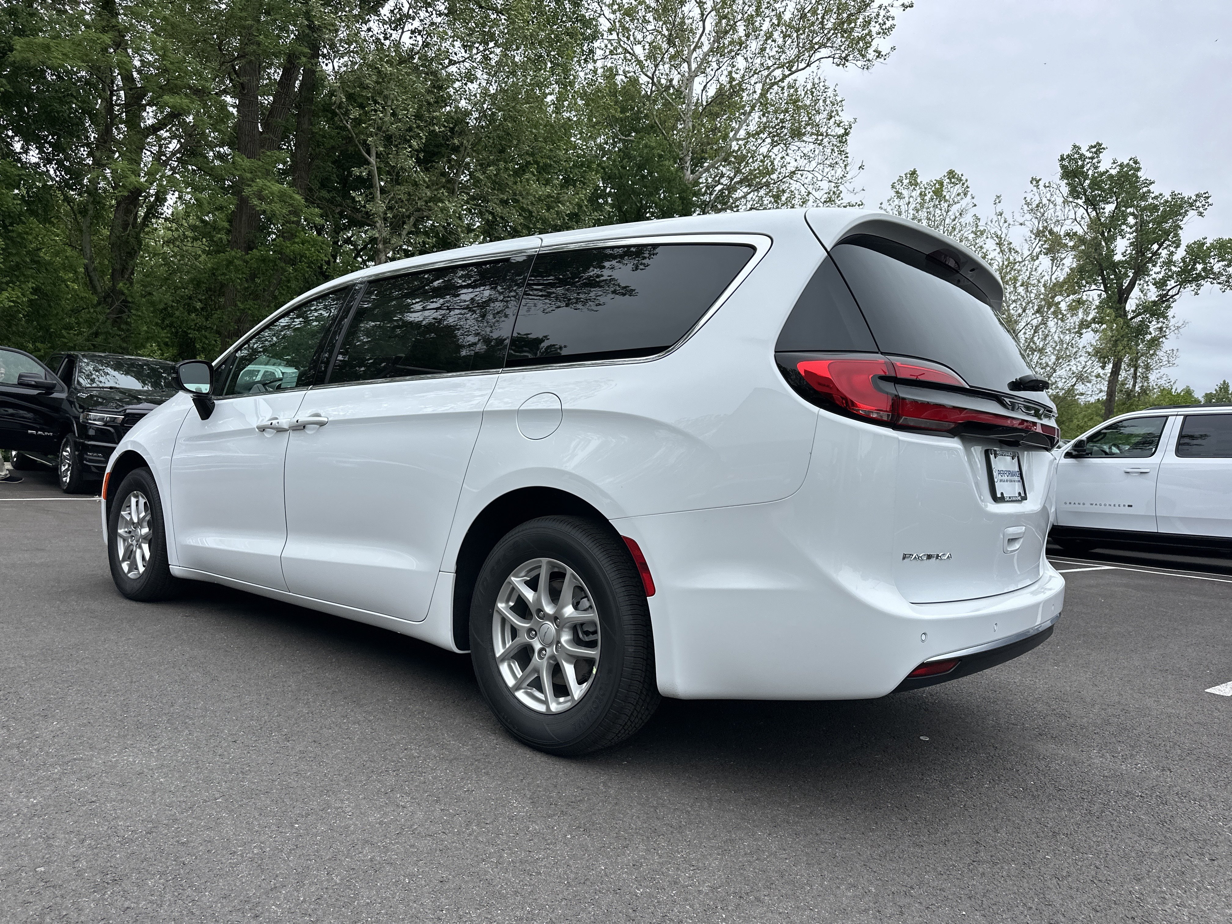 New 2027 Chrysler Pacifica Select w/ Family Tech Group FWD image 22
