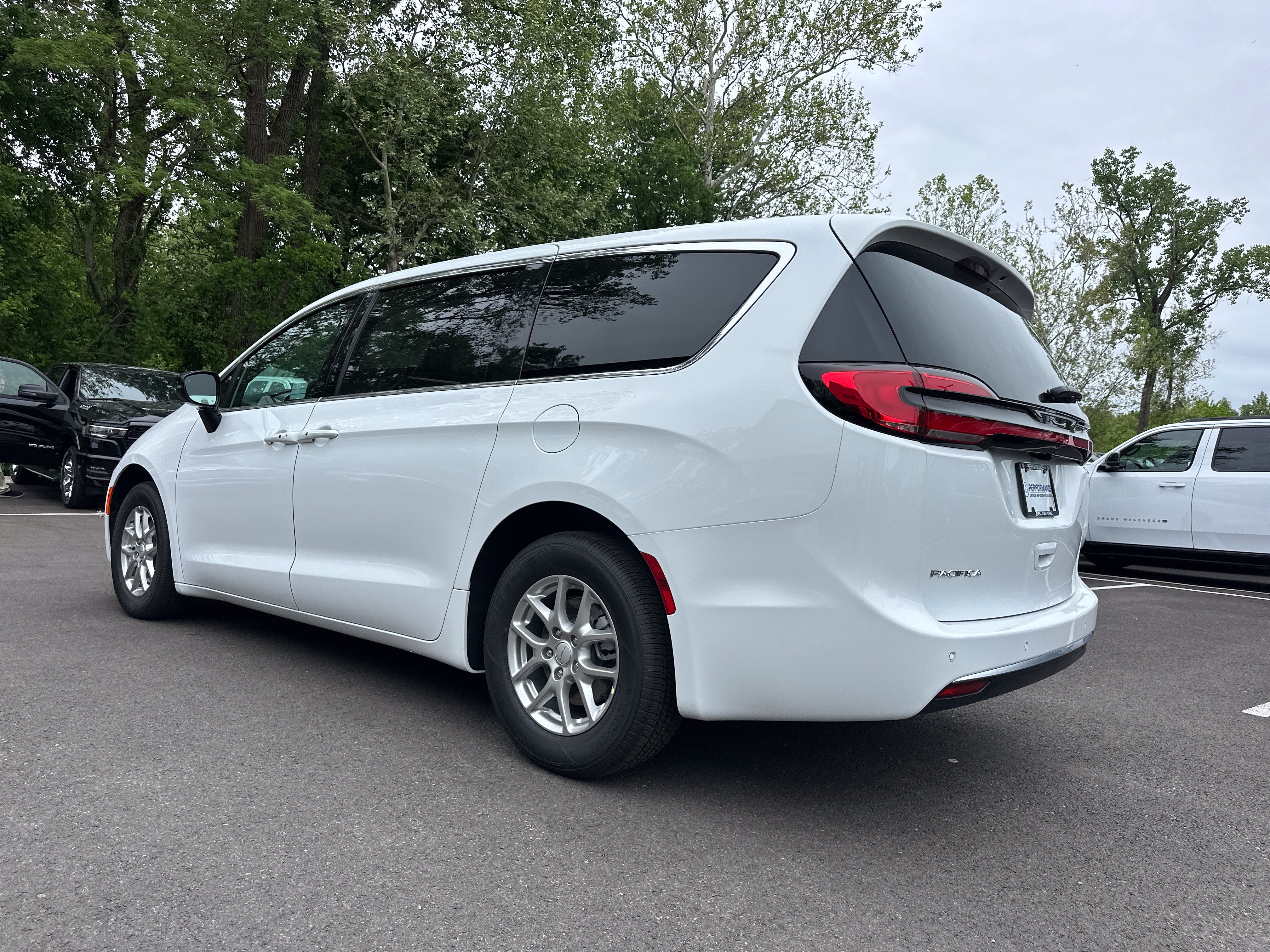 New 2027 Chrysler Pacifica Select FWD image 22