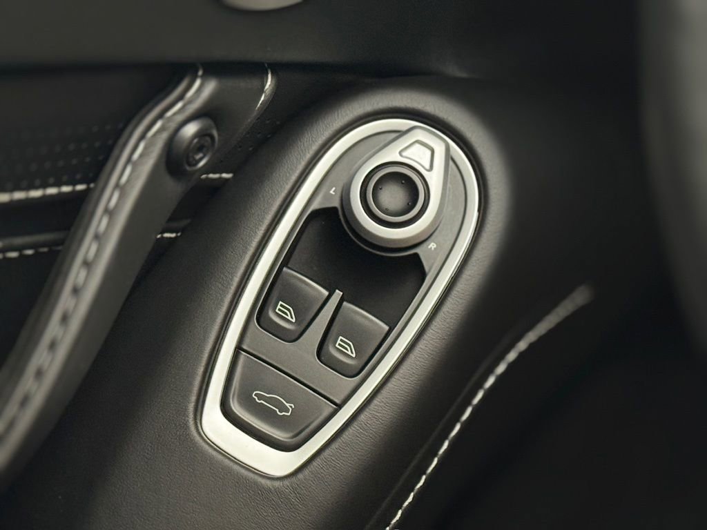 Used 2021 Aston Martin V8 Vantage Coupe image 20
