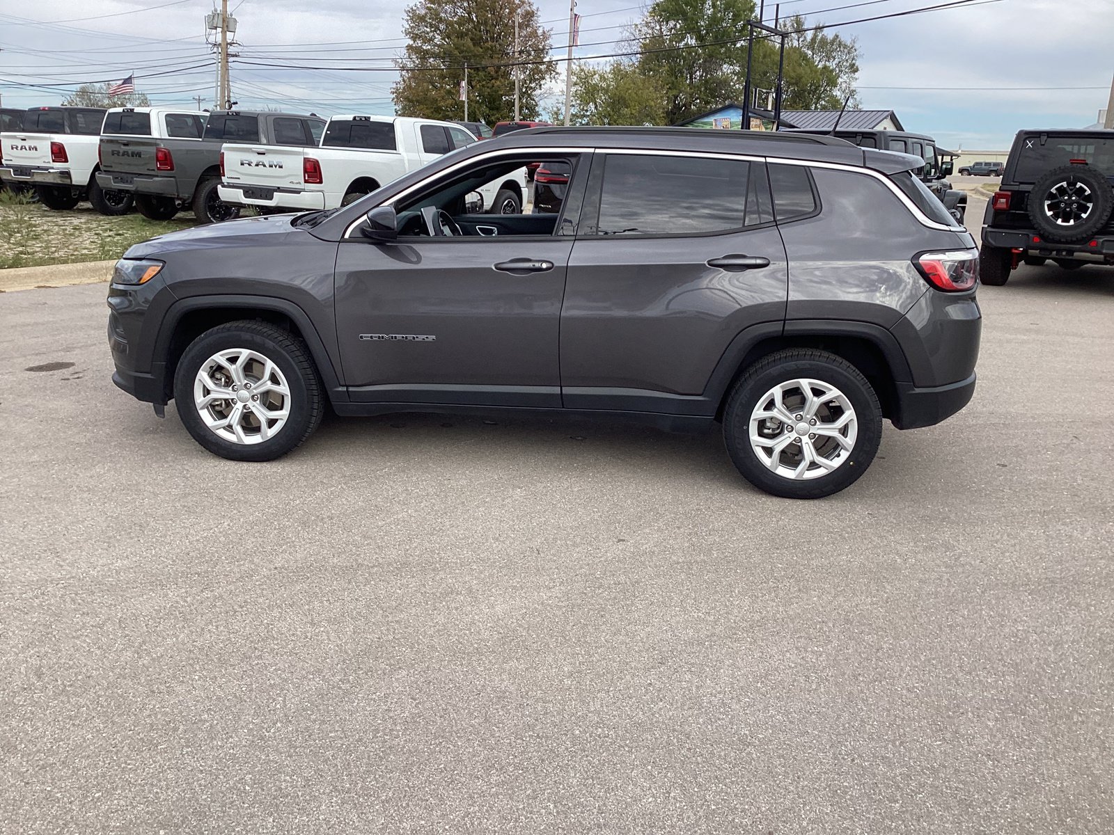 Used 2024 Jeep Compass Latitude AWD/4WD image 8