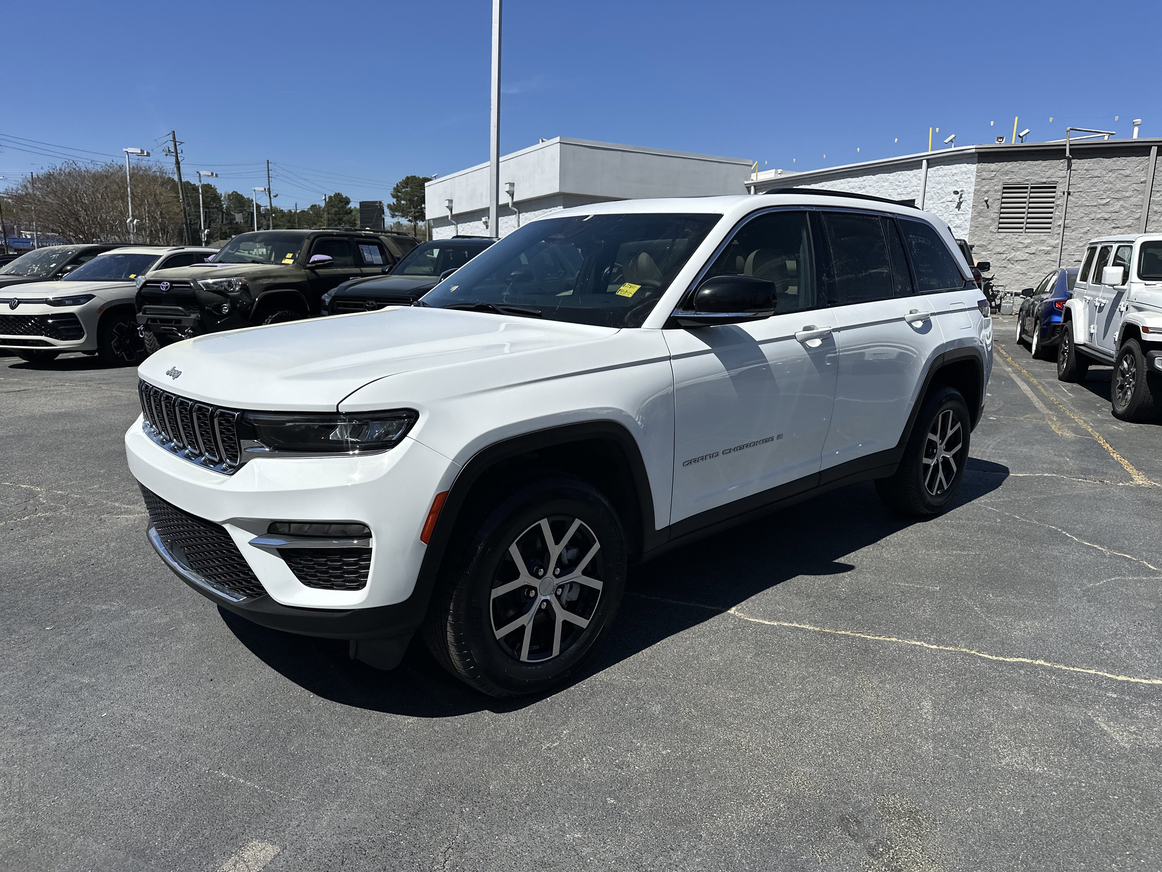 Used 2025 Jeep Grand Cherokee Limited AWD/4WD image 5
