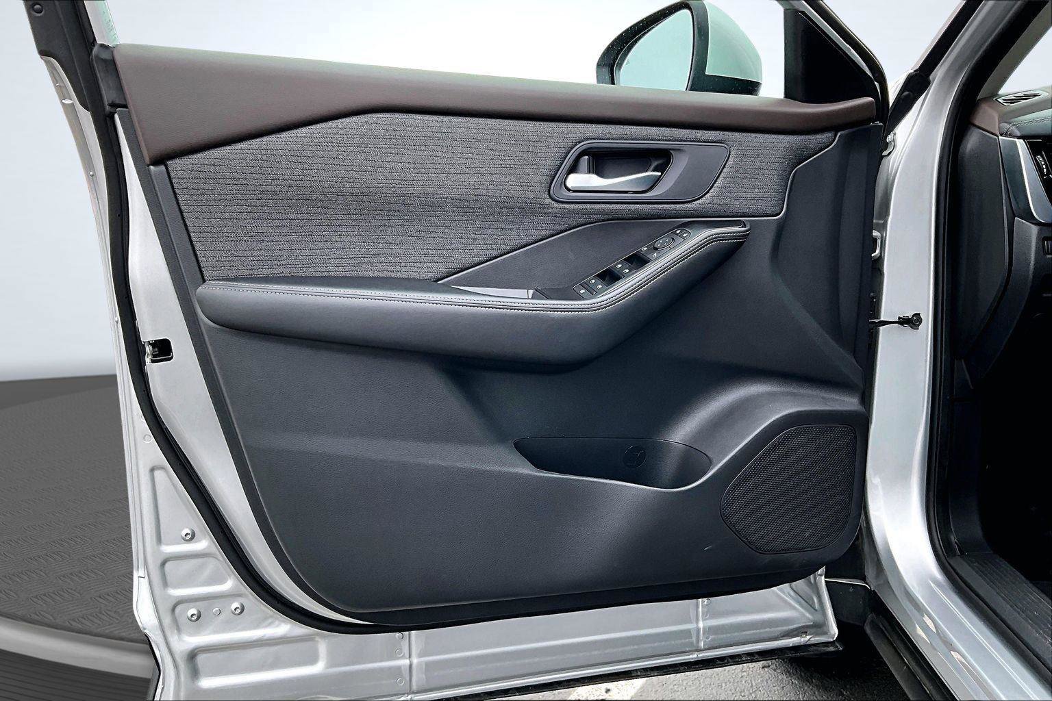 Used 2023 Nissan Rogue SV image 24