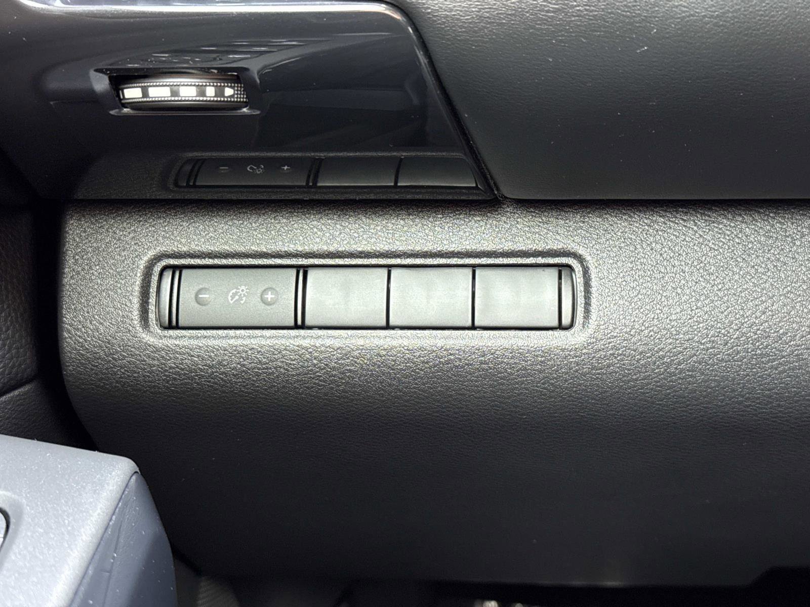 Used 2024 Nissan Pathfinder S image 12