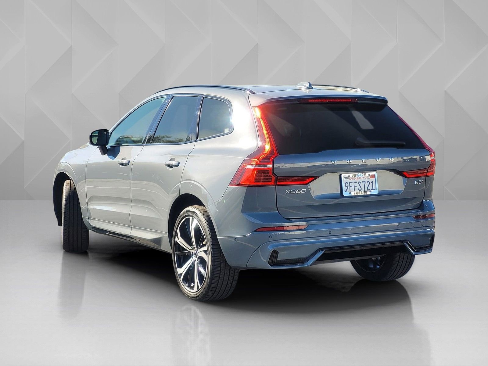 Certified 2023 Volvo XC60 B5 Ultimate AWD/4WD image 4