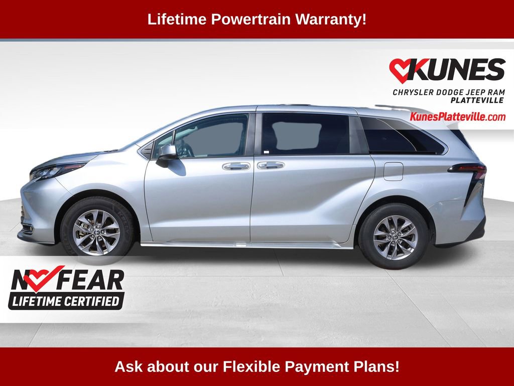 Used 2024 Toyota Sienna XLE image 6