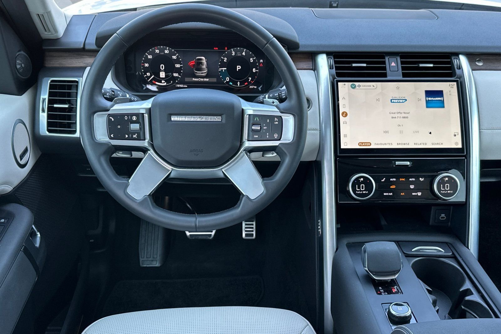 Used 2025 Land Rover Discovery Dynamic SE image 12