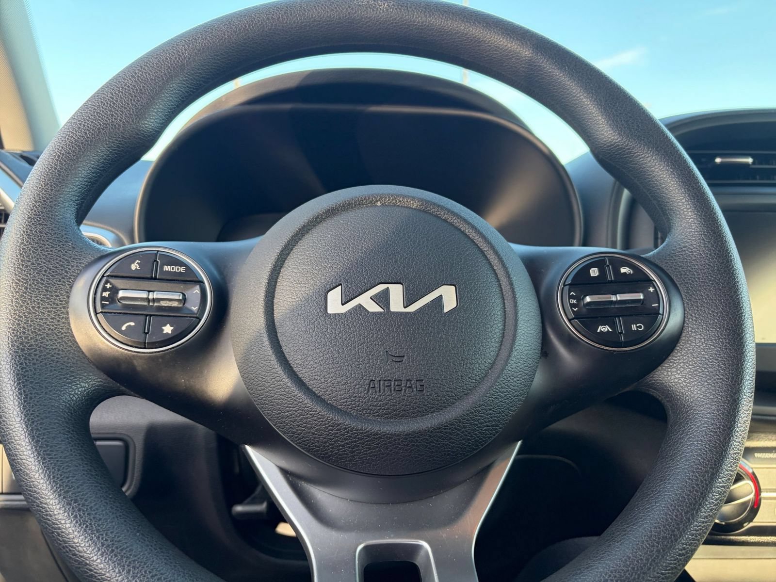 Used 2025 Kia Soul LX w/ LX Technology Package FWD image 25