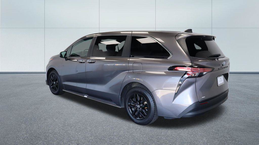 Used 2022 Toyota Sienna XLE AWD/4WD image 3