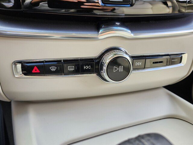 Used 2020 Volvo XC60 T8 Momentum w/ Protection Package Premier image 24