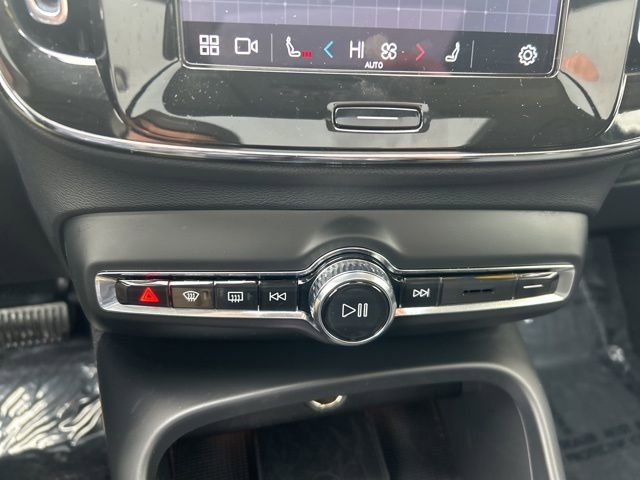 Certified 2025 Volvo XC40 B5 Plus AWD/4WD image 25