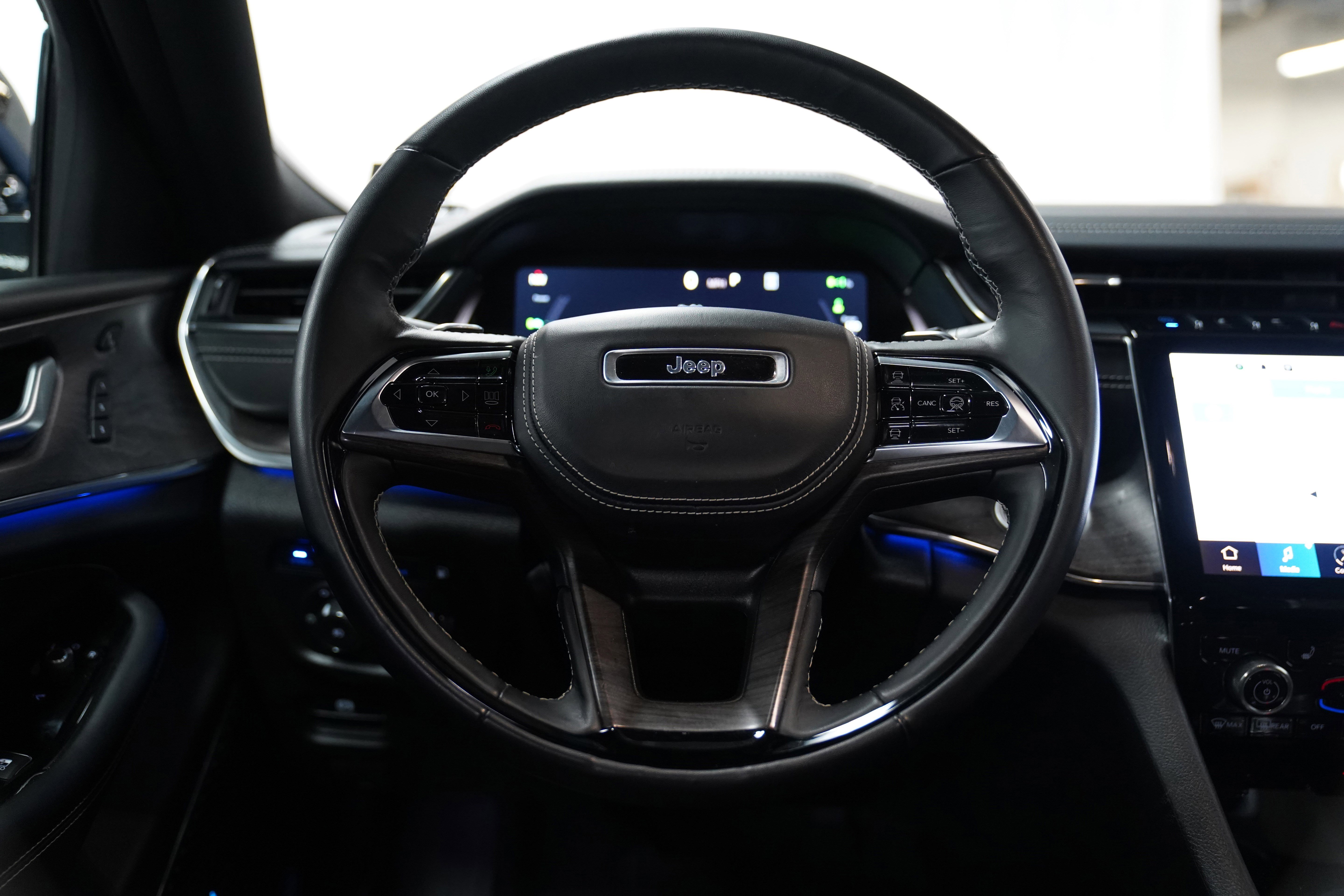 Used 2023 Jeep Grand Cherokee Overland w/ Advanced Protech Group III image 19