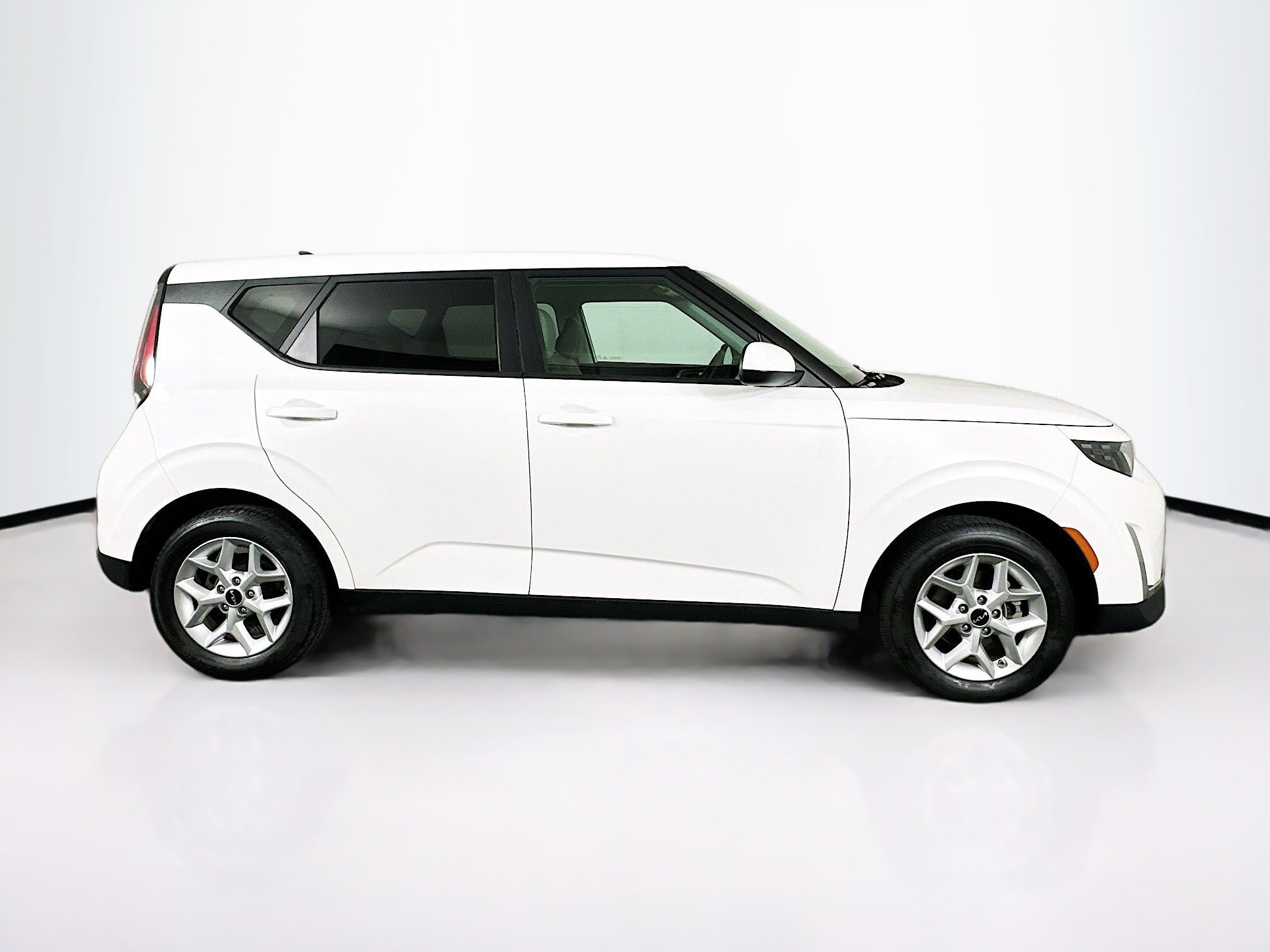 Used 2025 Kia Soul LX w/ LX Technology Package FWD image 10