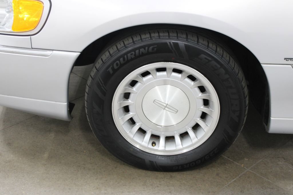 Used 2002 Lincoln Town Car Executive image 48