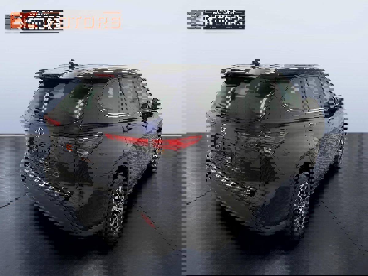 Used 2023 Toyota Highlander XLE image 6