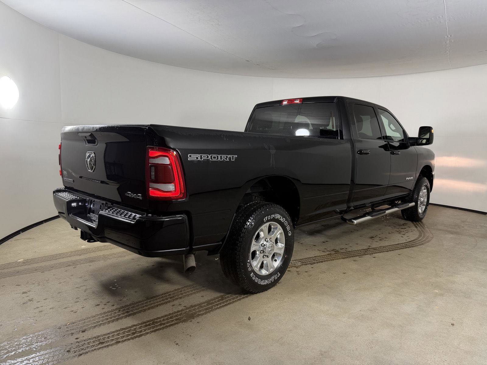 Used 2024 RAM 3500 Big Horn w/ Sport Appearance Package AWD/4WD image 7