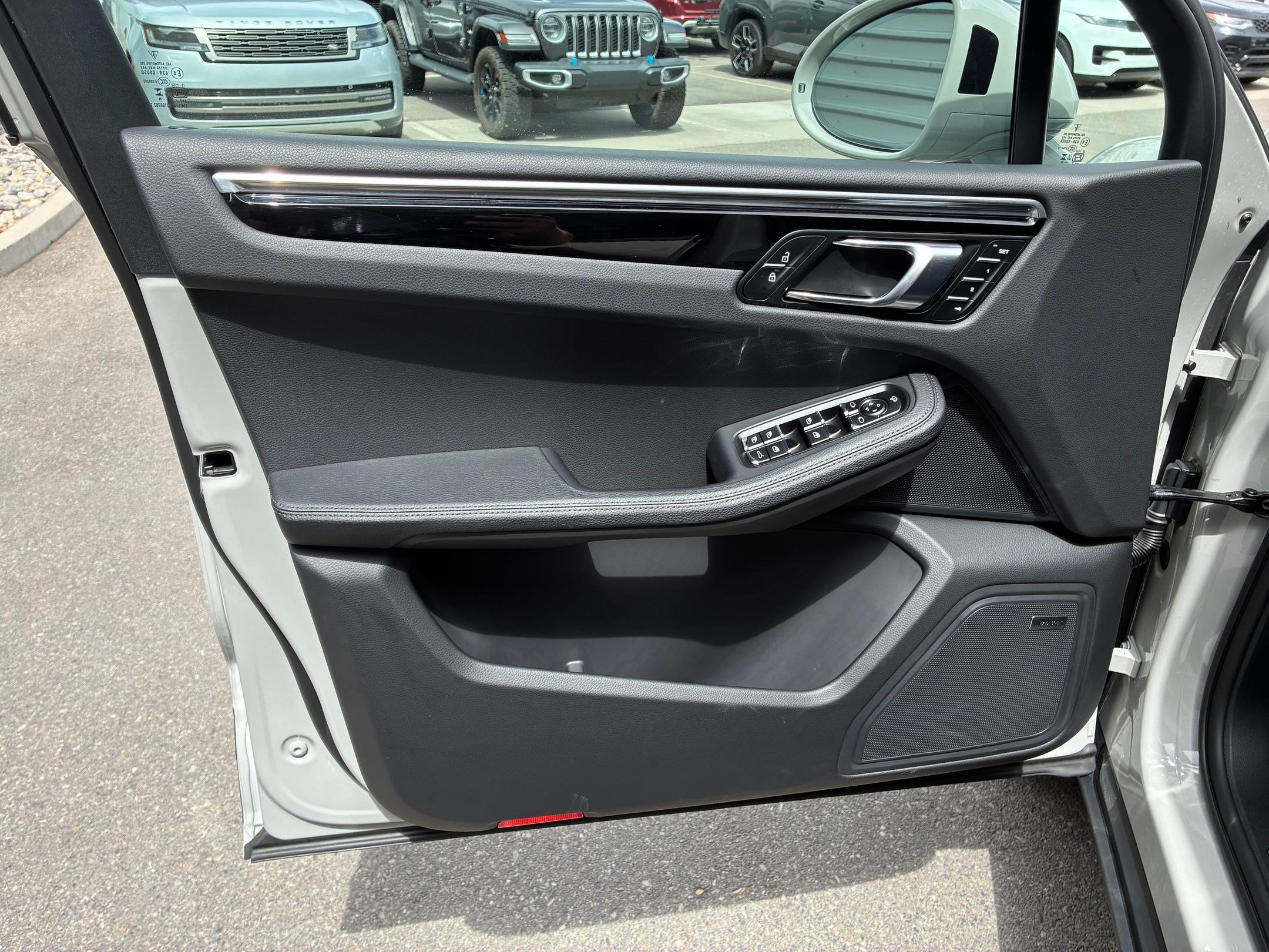 Used 2025 Porsche Macan AWD/4WD image 12