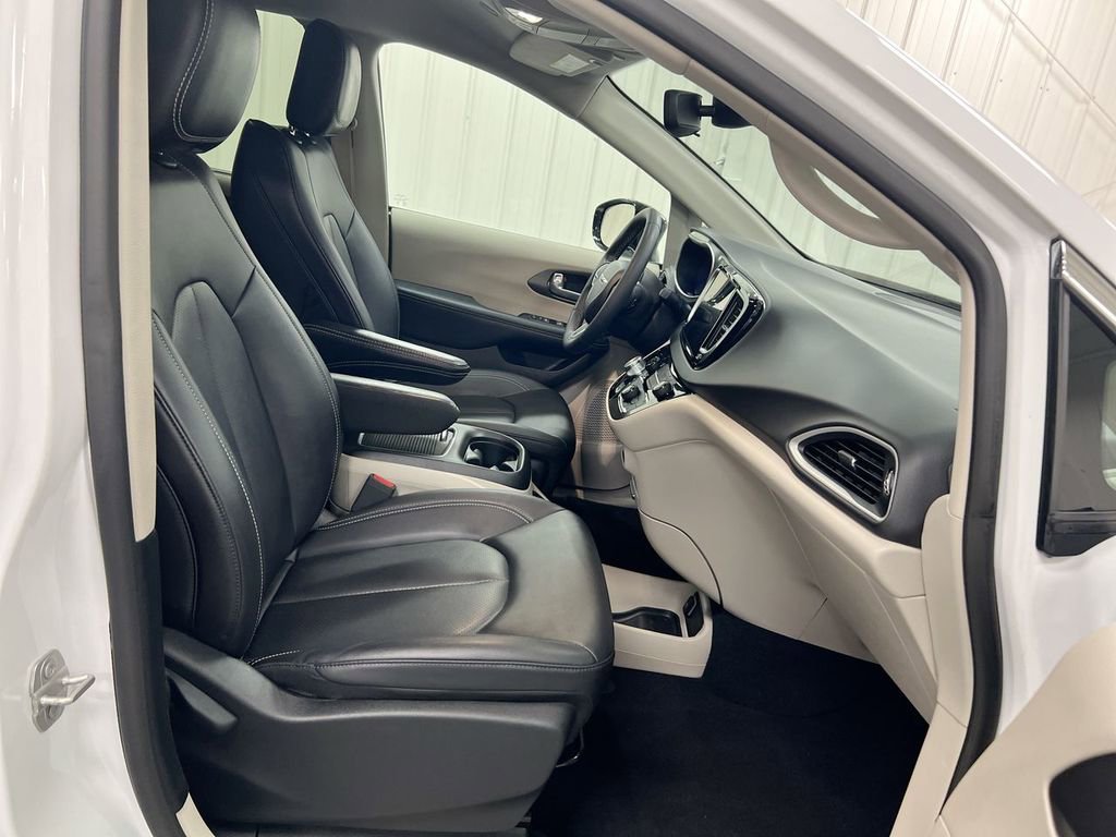 Used 2024 Chrysler Pacifica Touring-L image 21