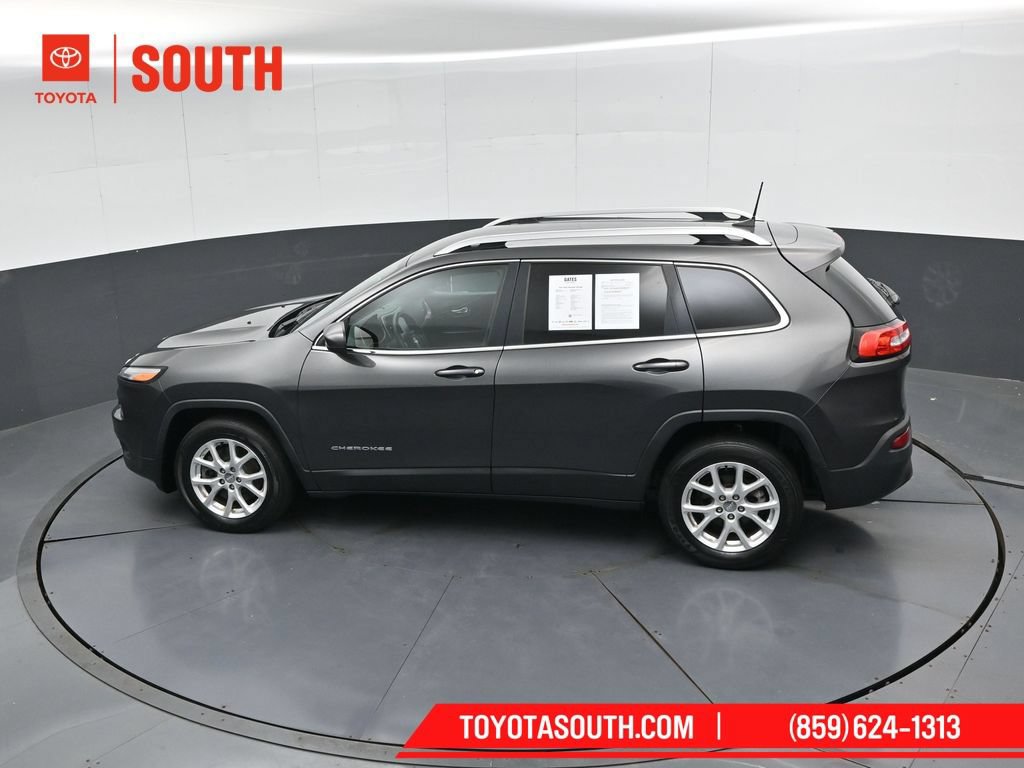 Used 2017 Jeep Cherokee Latitude w/ Comfort & Sound Group FWD image 46