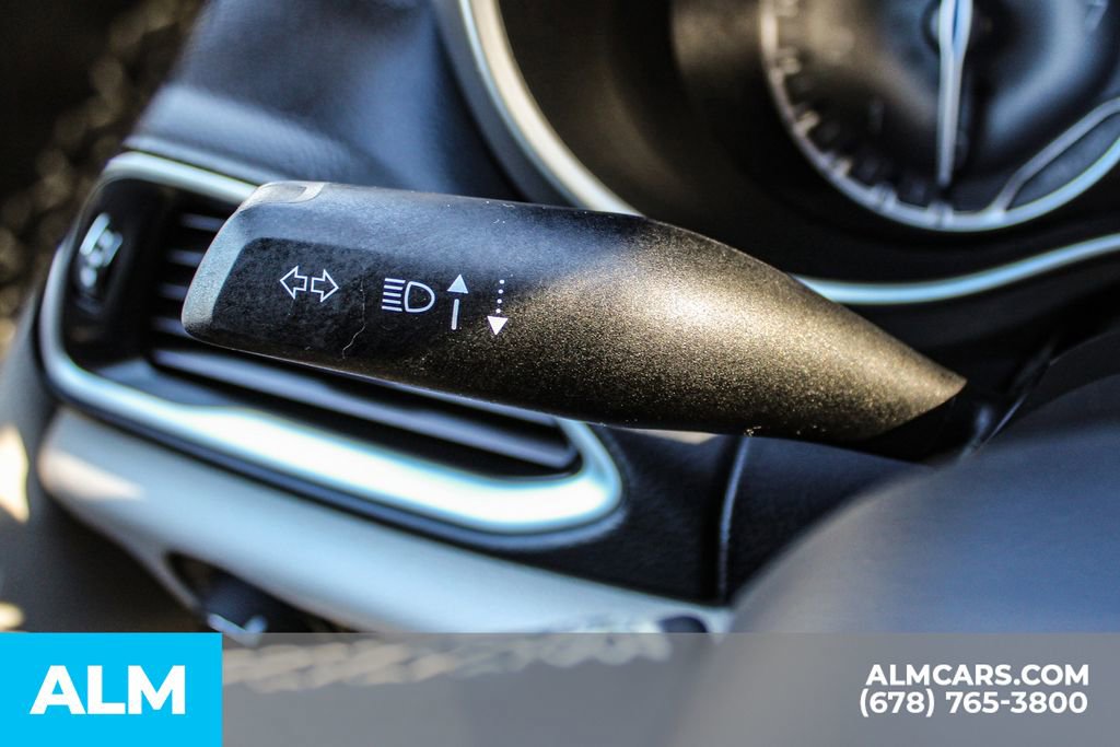 Used 2023 Chrysler Pacifica Touring-L image 32