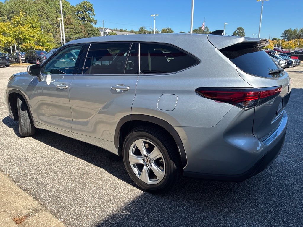 Used 2022 Toyota Highlander LE FWD image 2
