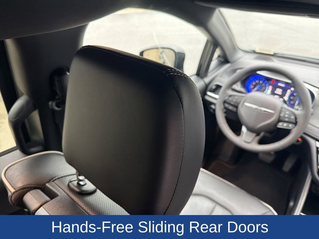 Used 2023 Chrysler Pacifica Limited w/ Uconnect Theater Family Group image 17