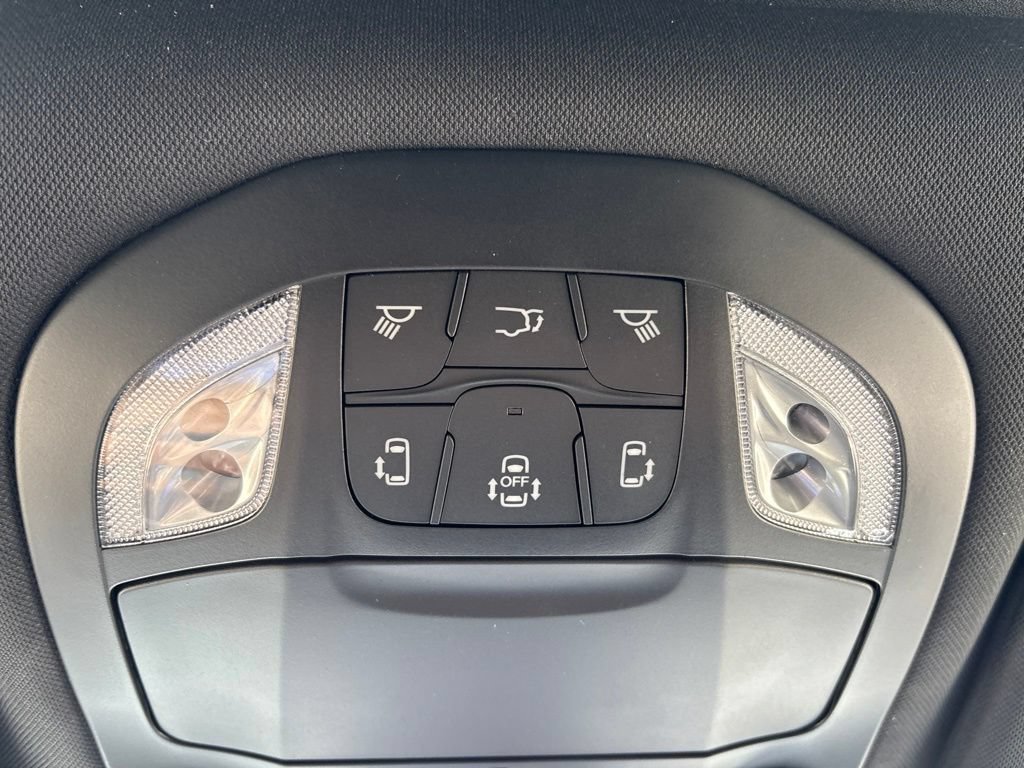 New 2027 Chrysler Pacifica Limited w/ Family Tech Group AWD/4WD image 5