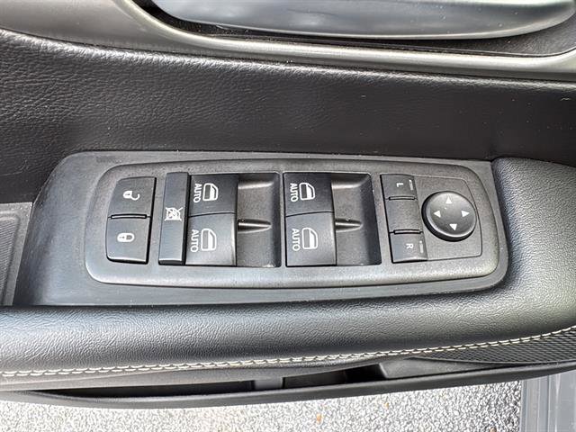 Used 2025 Chrysler Pacifica Select FWD image 32