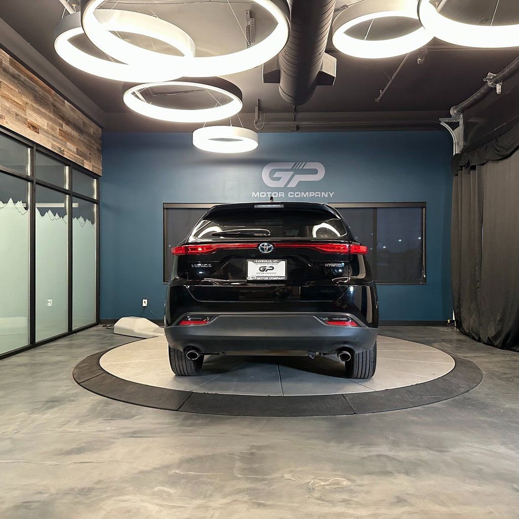 Used 2021 Toyota Venza LE image 4