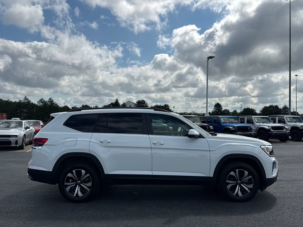 Used 2024 Volkswagen Atlas SE AWD/4WD image 2