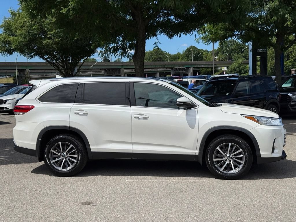 Used 2019 Toyota Highlander XLE AWD/4WD image 11