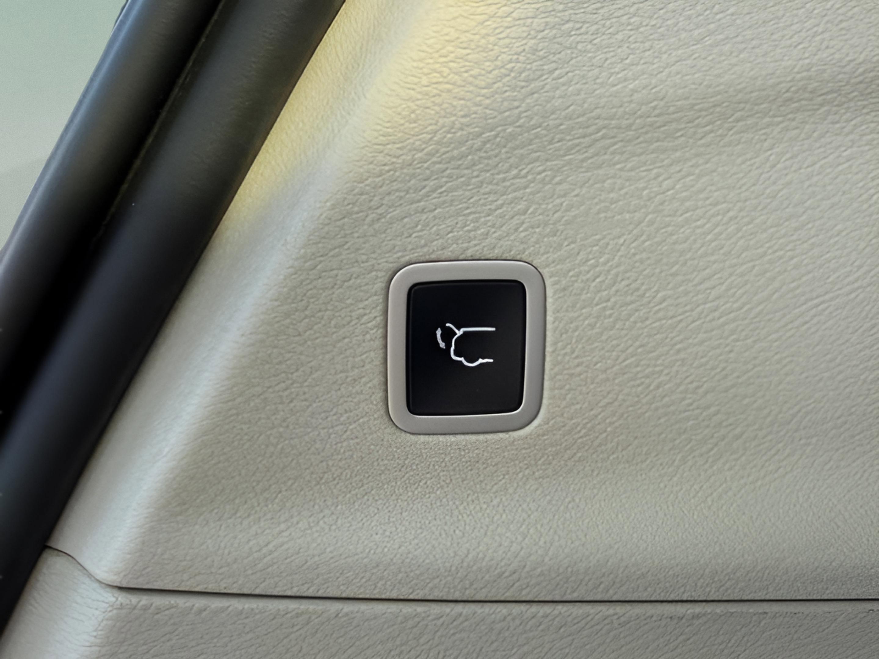 Used 2022 Chrysler Voyager LX FWD image 9