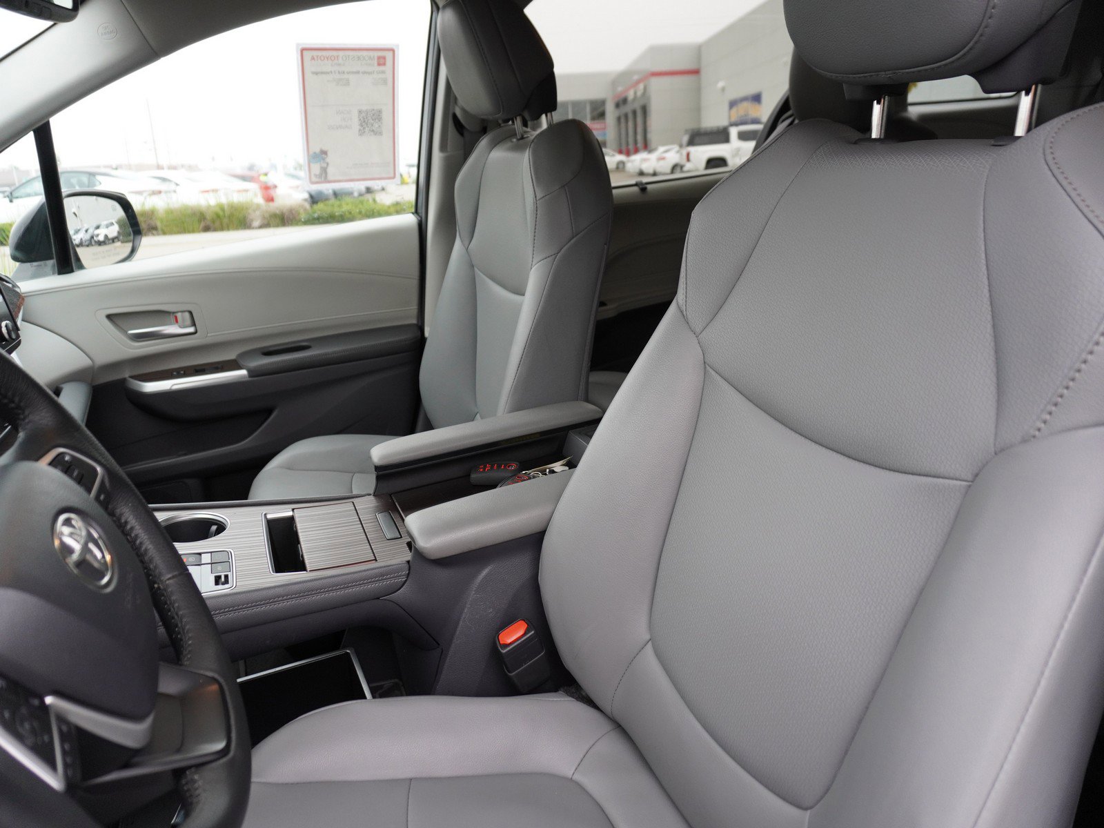 Used 2022 Toyota Sienna XLE image 24