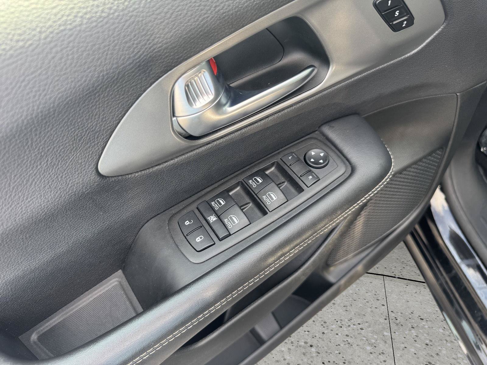 Used 2025 Chrysler Pacifica Select FWD image 27