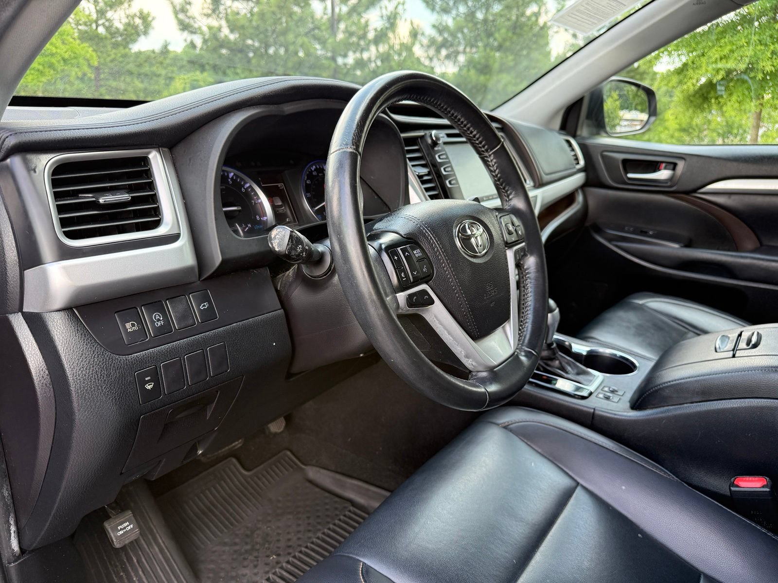Used 2019 Toyota Highlander XLE AWD/4WD image 22