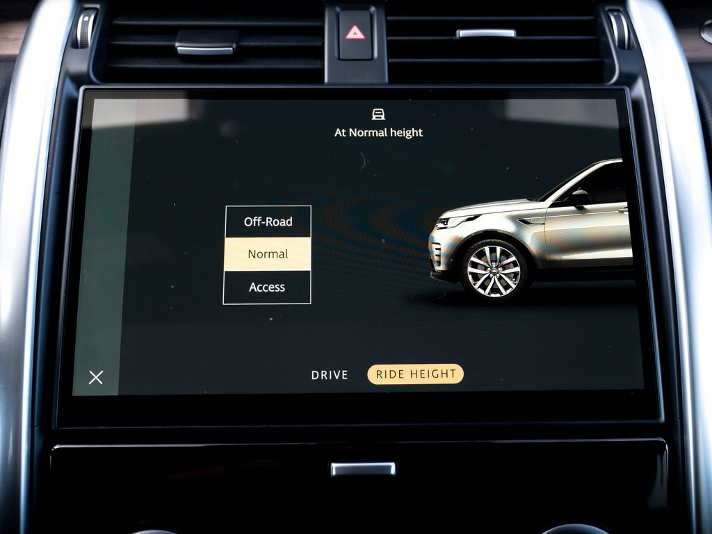 Certified 2024 Land Rover Discovery Dynamic SE image 31