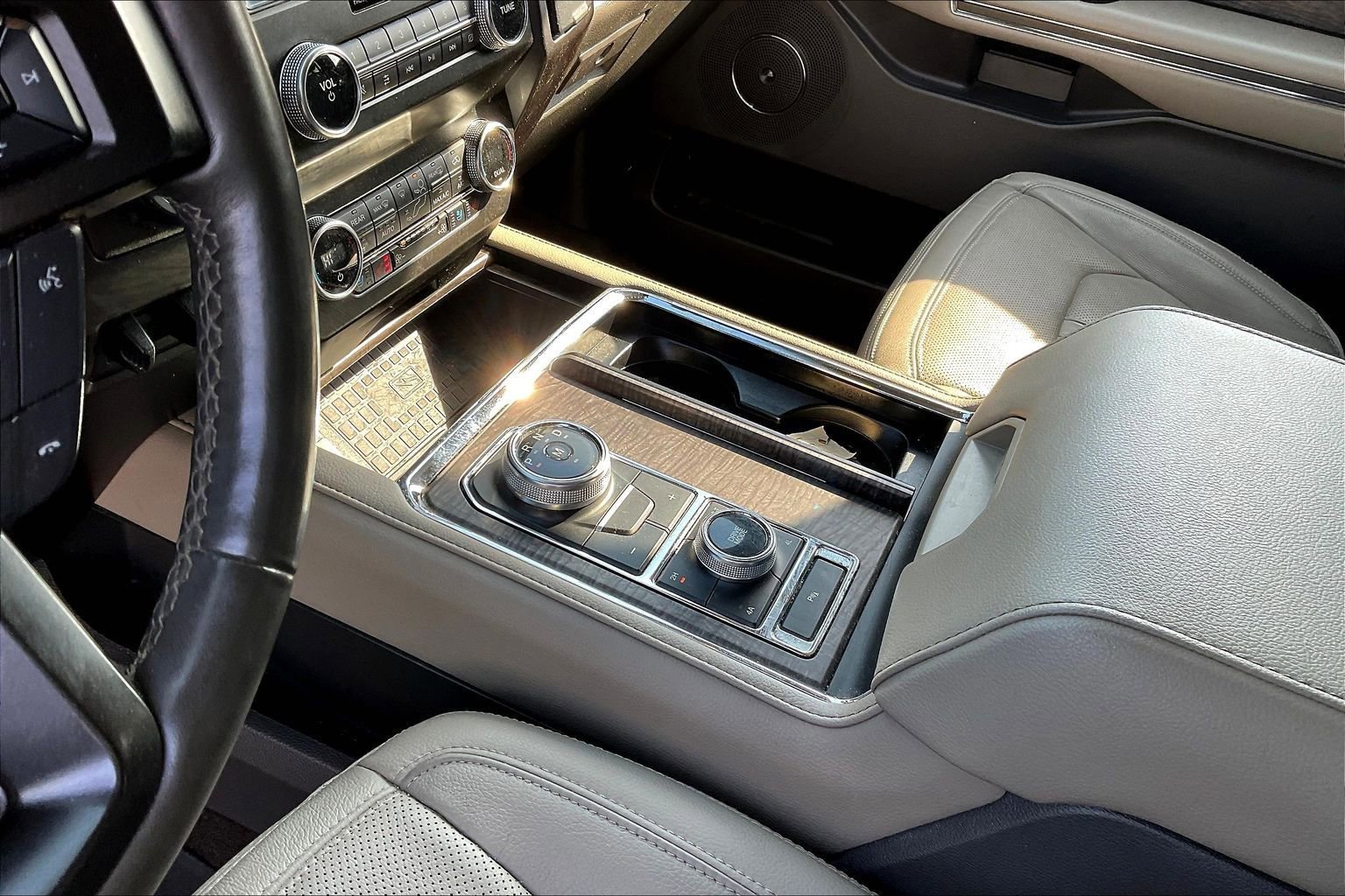 Used 2020 Ford Expedition Limited image 18