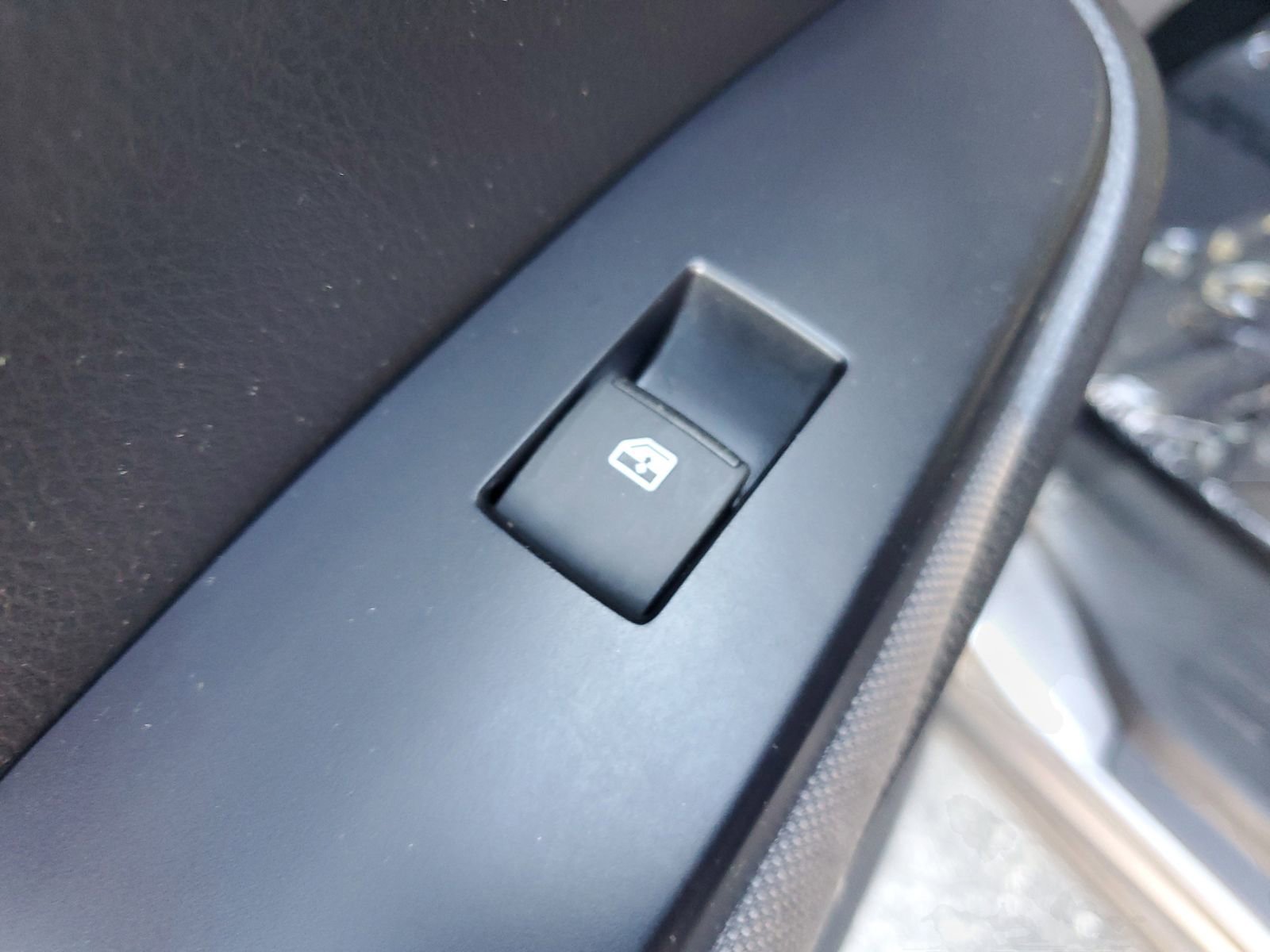 Used 2019 Toyota Highlander LE w/ Carpet Mat Package (TMS) image 16