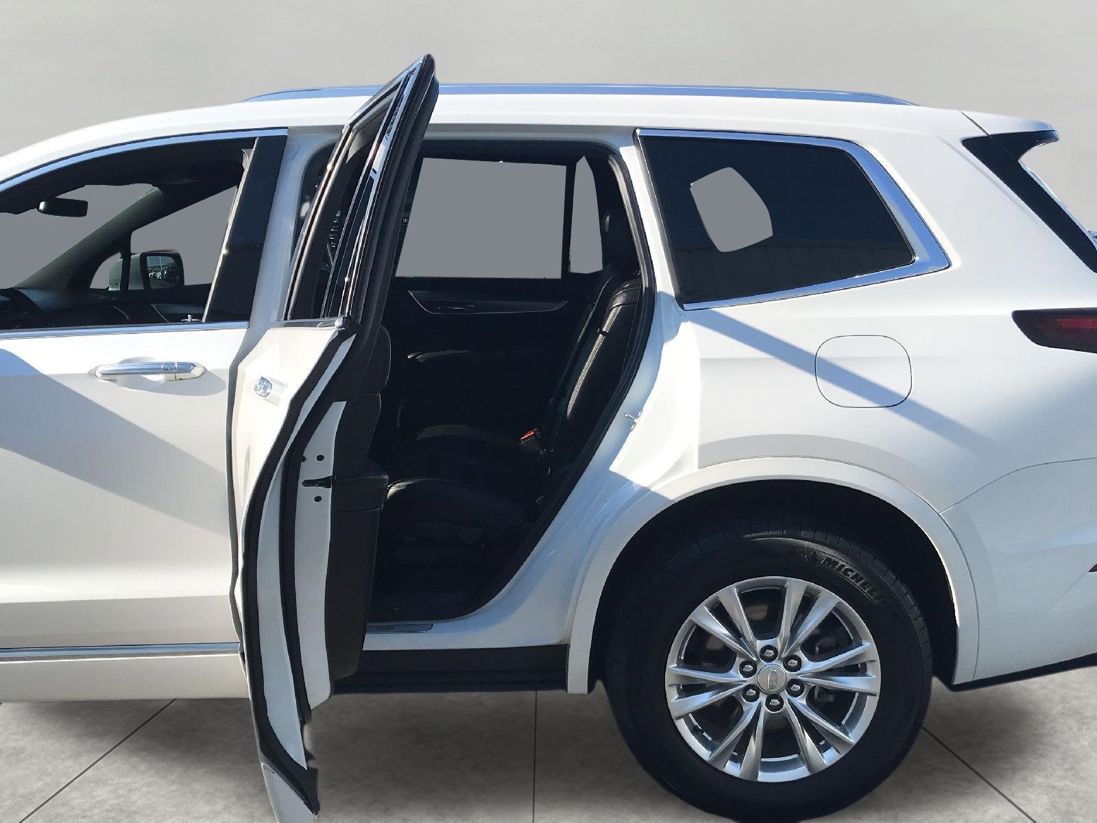 Certified 2024 Cadillac XT6 Luxury w/ LPO, Floor Liner Package AWD/4WD image 24