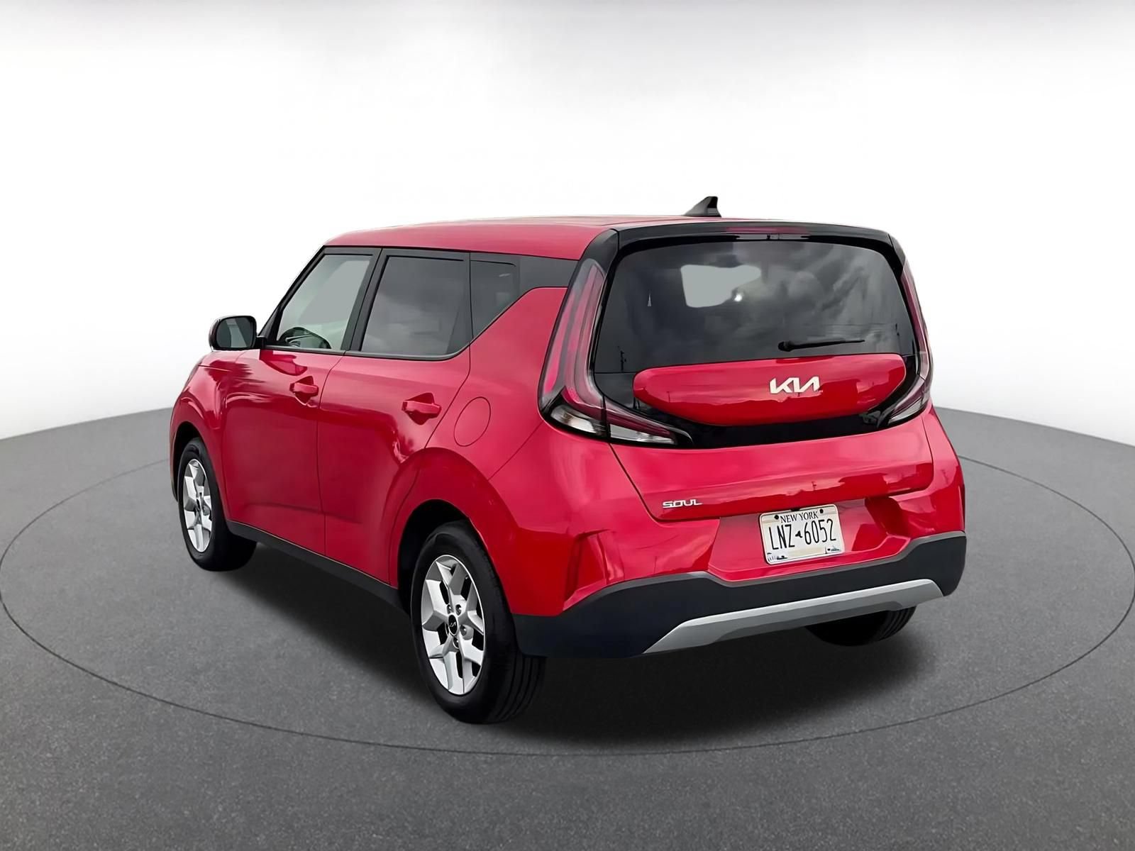 Used 2025 Kia Soul LX w/ LX Technology Package FWD image 10