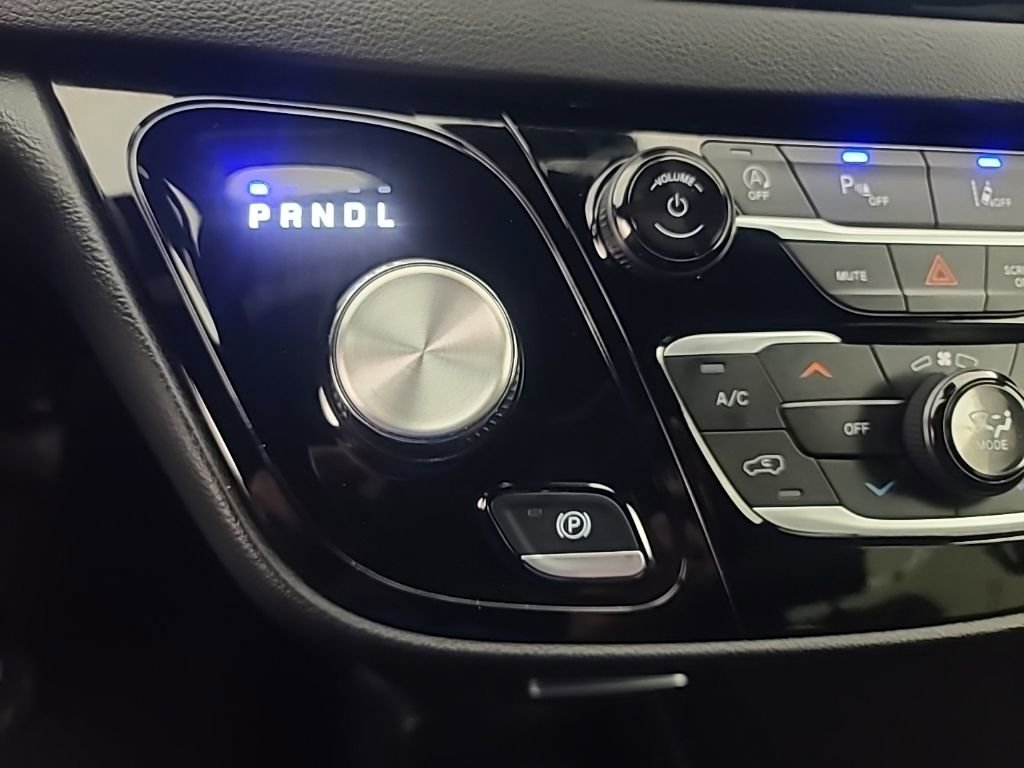 Used 2025 Chrysler Pacifica Select image 36