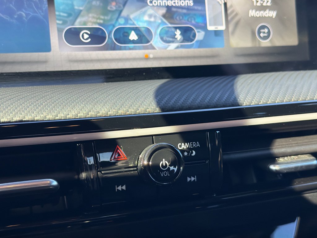 Certified 2025 Nissan Kicks SR image 25