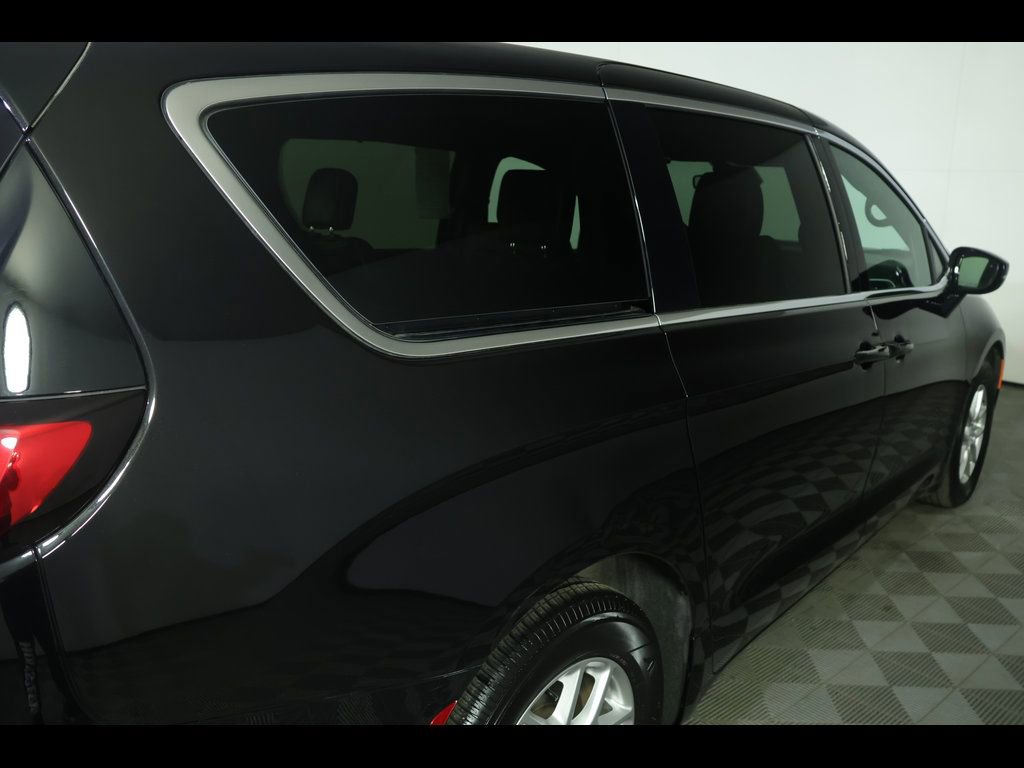 Used 2025 Chrysler Pacifica Select image 17