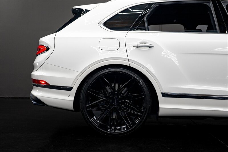 Used 2024 Bentley Bentayga AWD/4WD image 19