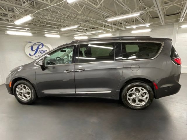 Used 2023 Chrysler Pacifica Limited w/ Uconnect Theater Family Group AWD/4WD image 2