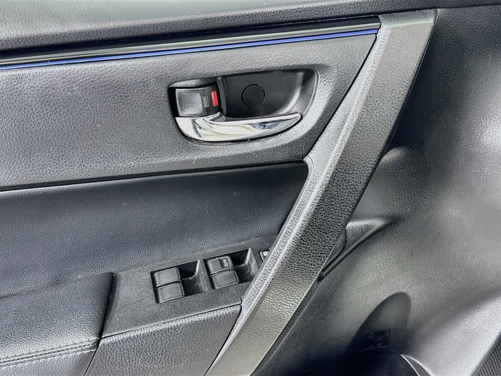 Used 2018 Toyota Corolla XSE FWD image 13