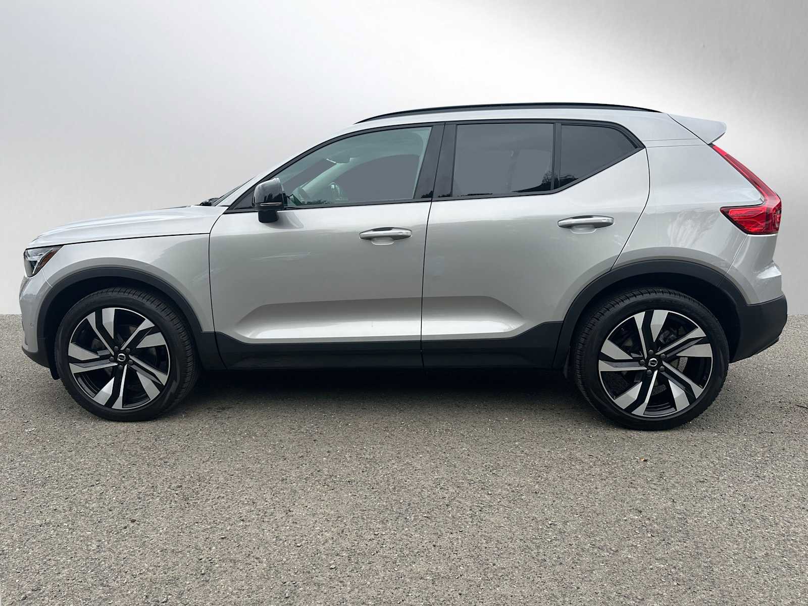 Used 2025 Volvo XC40 B5 Plus w/ Climate Package image 6